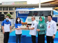 Pemberian apresiasi sekaligus bentuk dukungan oleh Kepala Dinas Kesehatan Provinsi Riau, Zainal Arifin kepada SoKlin Antisep kampanye Indonesia Sehat Berseri di Momen Hari Kesehatan Nasional Jakarta, 06 Jan 2020 - Yayasan Wings Peduli Kasih meringankan beban para pengungsi korban banjir Jabodetabek yang terjadi pada awal tahun 2020