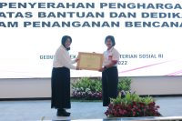 Gambar 1. Serah terima penghargaan dari Menteri Sosial RI, Tri Rismaharini, untuk Yayasan WINGS Peduli, yang diwakili oleh Meriam Katombo, atas bantuan dan dedikasi untuk penanganan bencana Cianjur Jakarta, 06 Jan 2020 - Yayasan Wings Peduli Kasih meringankan beban para pengungsi korban banjir Jabodetabek yang terjadi pada awal tahun 2020