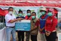 Serah Terima Bantuan berupa ratusan produk Ekonomi Power Liquid oleh Perwakilan Yayasan WINGS Peduli (kiri) kepada Perwakilan Pengurus Pengungsi di Kecamatan Warungkondang, Cianjur (2) Jakarta, 06 Jan 2020 - Yayasan Wings Peduli Kasih meringankan beban para pengungsi korban banjir Jabodetabek yang terjadi pada awal tahun 2020