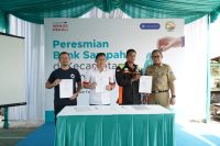 Gambar 1 – Penandatanganan Perjanjian Kerjasama antara Yayasan WINGS Peduli, UPS Badan Air DLH Jakarta, dan Rekosistem untuk Meresmikan Lima Unit Bank Sampah di Kecamatan Cakung, Jakarta Timur Jakarta, 06 Jan 2020 - Yayasan Wings Peduli Kasih meringankan beban para pengungsi korban banjir Jabodetabek yang terjadi pada awal tahun 2020